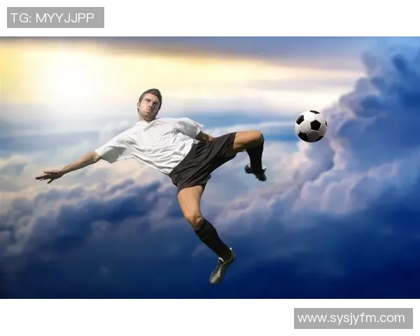 足球明星在山顶的高清写真展现运动与自然的完美结合